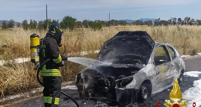 Auto in fiamme a Ozieri: salvi due turisti francesi