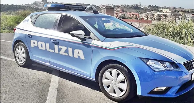 Si ‘divertiva’ a squarciare le gomme delle auto in sosta, 60enne incastrato dalla Polizia