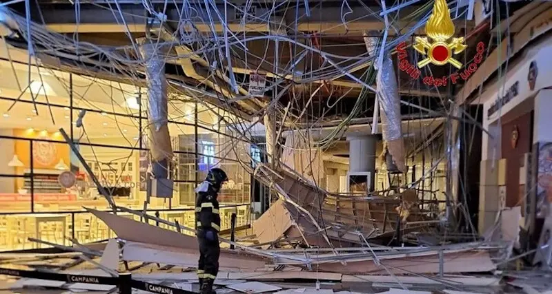 Crolla il tetto del centro commerciale Campania di Marcianise