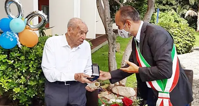 Auguri a Pino Dubois, uno dei ‘papà del commercio isolano’ ha compiuto 100 anni