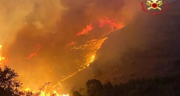 Inferno di fuoco a Nuoro. Il sindaco:“l’impegno del personale antincendio ha scongiurato il pericolo”