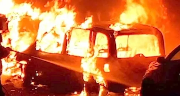 Cagliari. Si filma mentre appicca diversi incendi auto e posta i video su Facebook