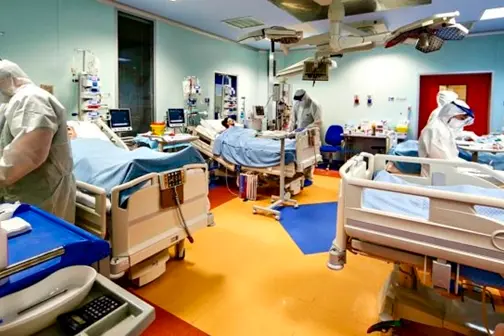 Foto Cecilia Fabiano/ LaPresse \\n11 aprile 2020 Roma (Italia)\\nCronaca \\nEmergenza Covid 19 , il reparto di terapia intensiva del Covid 3 di Casal Palocco . L\\u2019istituto clinico Casalpalocco nasce come centro specializzato in malattie cardiologiche trasformato durante i giorni di maggior criticit\\u00E0 del contagio in struttura per l\\u2019emergenza \\nNella Foto :  il lavoro del personale medico \\nPhoto Cecilia Fabiano/LaPresse\\nApril 11 , 2020 Rome (Italy) \\nNews\\nCovid 19 Emergency , the intensive care unit in the Covid 3 Hospital in Casal Palocco. The Casalpalocco clinical institute was born as a center specializing in cardiological diseases transformed during the most critical days of the epidemic  into an emergency structure \\nIn the pic : the work of the medical staff