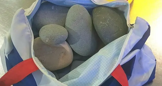 I sassi di Mari Pintau? Dentro le borse dei turisti al rientro dalla vacanze in Sardegna