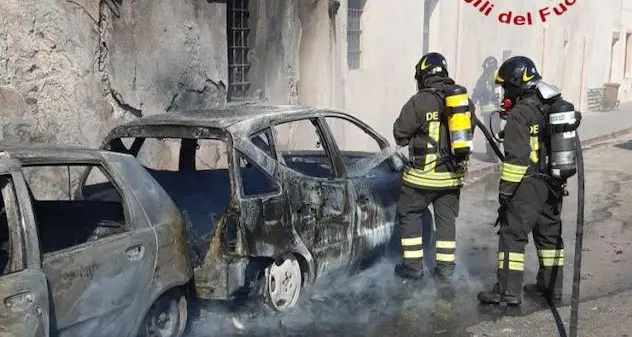 Bosa. A fuoco due auto: completamente distrutte dalle fiamme