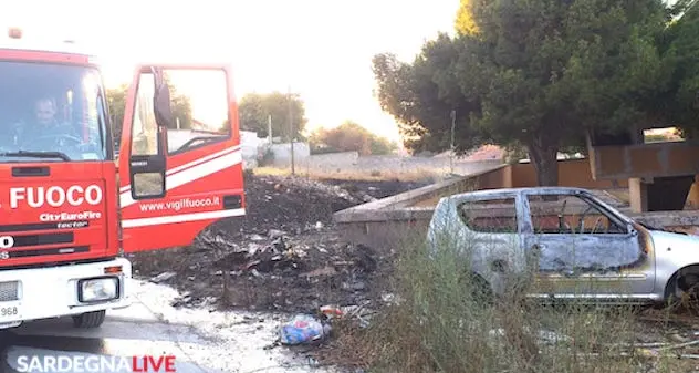 Cagliari. Paura in via Is Mirrionis: le fiamme minacciano le abitazioni