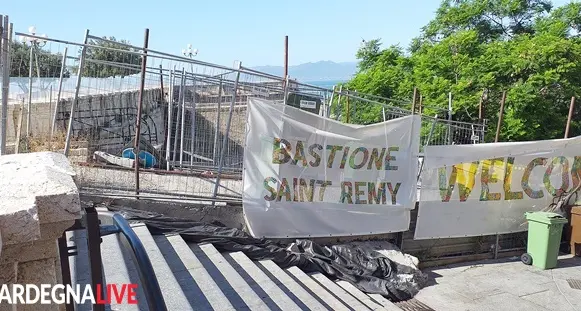 Welcome Bastione, i turisti ‘visitano’ il monumento circondati dalle transenne. VIDEO