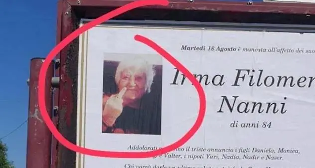 Manifesto funebre con il dito medio alzato: la foto scatena il web