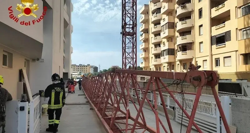 Paura a Cagliari: cede porzione di gru in un cantiere