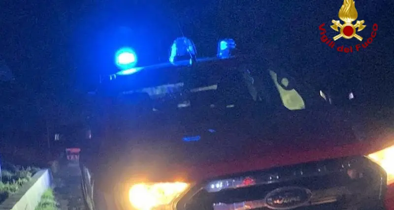 Villanova Monteleone. Si ribalta col trattore e rimane incastrato
