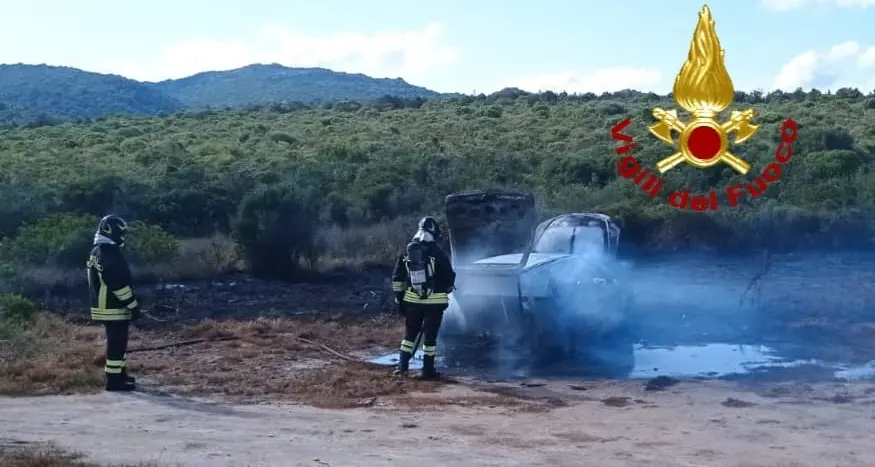 Auto abbandonata prende fuoco in Costa Smeralda