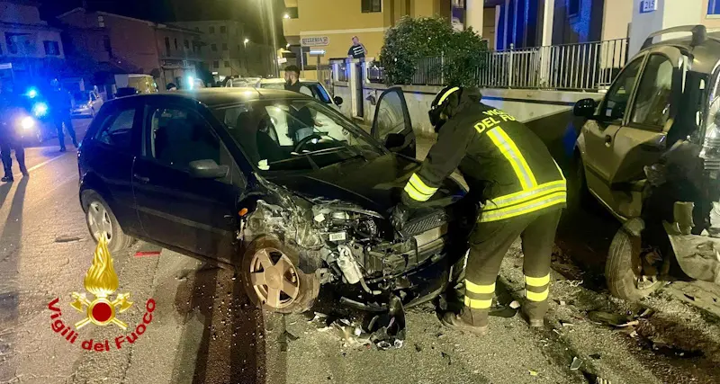 Schianto a Olbia: carambola contro auto parcheggiata e palo della luce