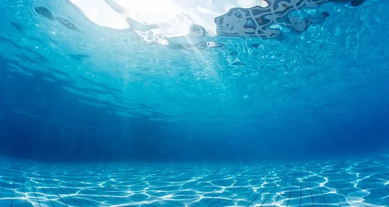 Festa di compleanno in piscina, 15enne si tuffa e muore