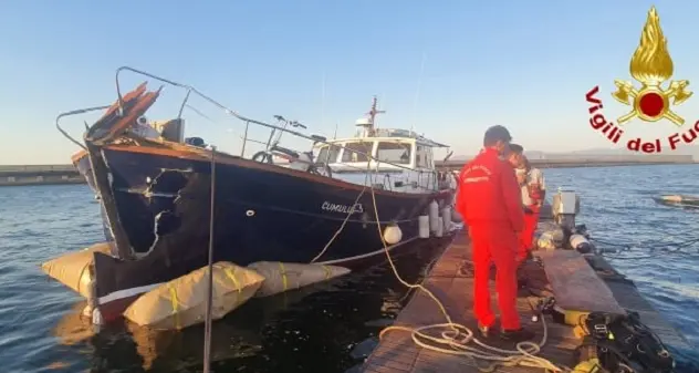 Imbarcazione urta il molo del porto di Cagliari e rischia di affondare