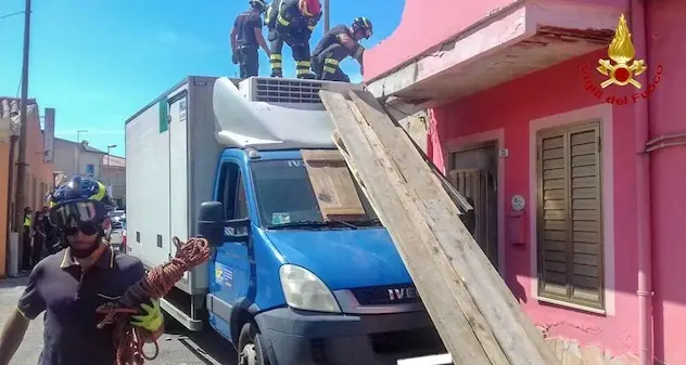 Cabras. Furgone resta incastrato sotto un balcone