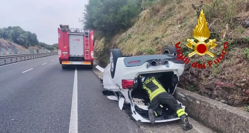 Incidente sulla 131: auto si ribalta