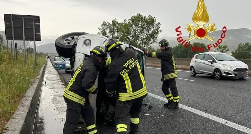 Auto si ribalta sulla 131 all’altezza del bivio per Muros