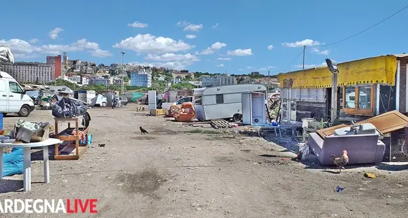 Campo nomadi via San Paolo: “Ci sono persone che vengono con l’auto e scaricano i rifiuti da noi”. VIDEO