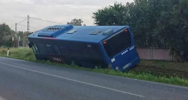 Pullman dell'Arst finisce fuori strada: paura a bordo