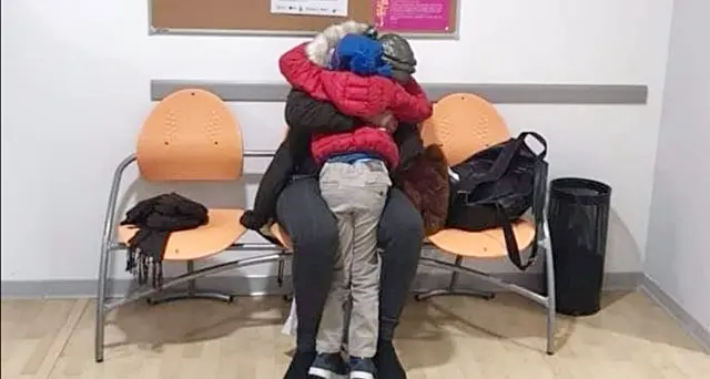 L'abbraccio di Natale, madre e bimbo migranti ricongiunti dopo un'odissea di 8 mesi