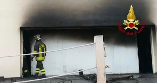 Sassari. Incendio in un villaggio a Lu Bagnu: fiamme in alcuni locali