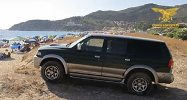 Fuoristrada parcheggiato nella spiaggia di Solanas: sanzione di 400 euro