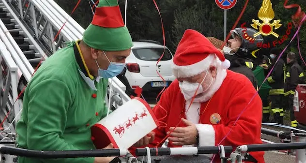Sassari. Babbo Natale arriva a Pediatria dalla scala dei Vigili del Fuoco