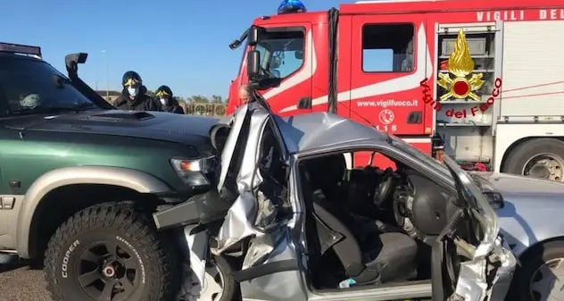 San Giovanni Suergiu. Incidente tra due auto: conducente bloccato all'interno