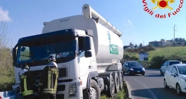 L'autista ha un malore: camion esce di strada