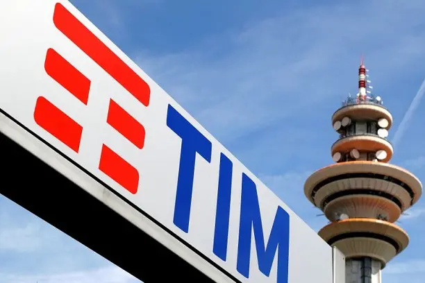 Logo di Telecom Italia davanti alla sede di Rozzano, Milano, Italia, 25 maggio 2016 REUTERS/Stefano Rellandini