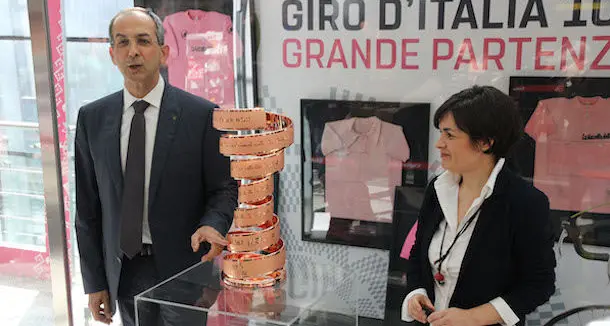 Giro D'Italia. Il \"Trofeo Senza Fine\" in mostra all'aeroporto di Cagliari