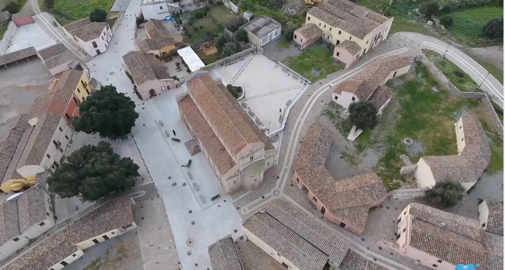 L'antico borgo medievale di Tratalias visto dall'alto con le fantastiche immagini in 4k