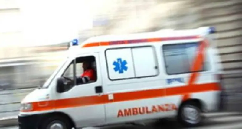 Cade dal balcone nell'Oristanese, ferito un 80enne