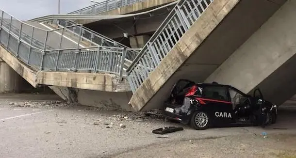 Crolla cavalcavia: schiacciata auto dei carabinieri