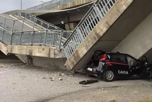 Una rampa di collegamento del viadotto della tangenziale di Fossano, nel Cuneese, \\u00CB crollata improvvisamente sulla strada sottostante, via Marene.\\nDistrutta un\\'auto dei carabinieri, che stava effettuando un posto di blocco. I militari, secondo le prime informazioni, hanno sentito degli scricchiolii e hanno fatto in tempo a mettersi in salvo. In via precauzionale, la polizia locale, con l\\'ausilio delle altre forze dell\\'ordine, sta lavorando alla chiusura totale della tangenziale, Torino, 18 aprile 2017. ANSA