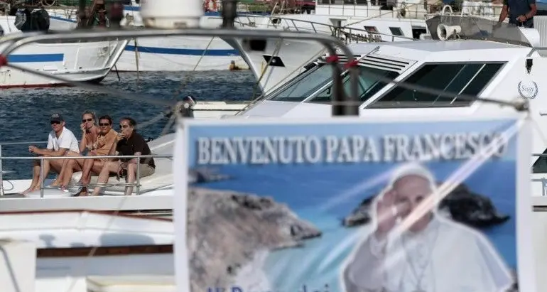 Ragazza stuprata da clandestini scrive a Papa Francesco