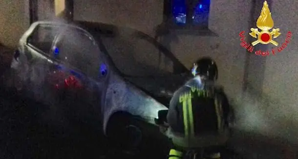 Fonni: a fuoco l'auto di un insegnante