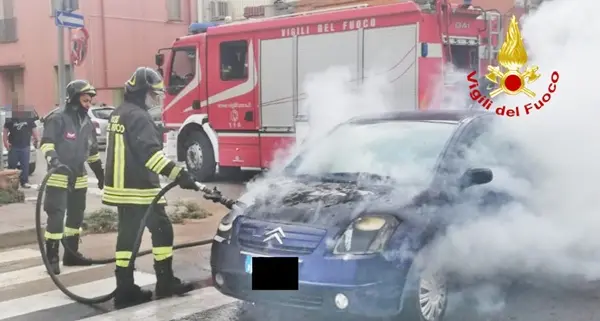 Paura in via Genova, auto prende fuoco: conducente e passeggeri riescono a mettersi in salvo in tempo