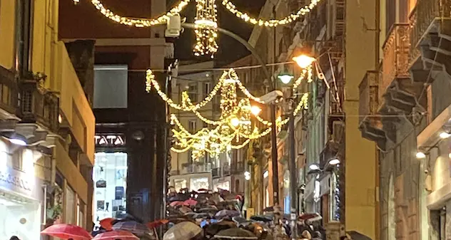 Covid e Natale, le ipotesi sul tavolo: Italia in zona rossa nei festivi e prefestivi