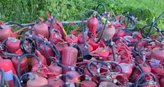 Sassari, 350 estintori abbandonati per strada: denunciate due persone