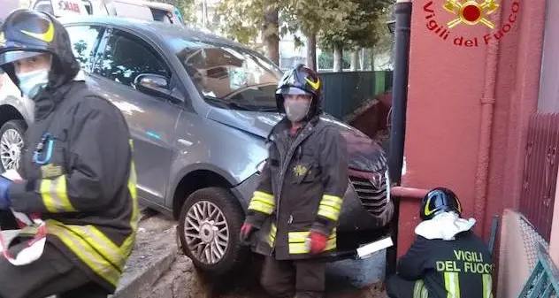 Nuoro. Auto contro un muro: tre persone all’ospedale