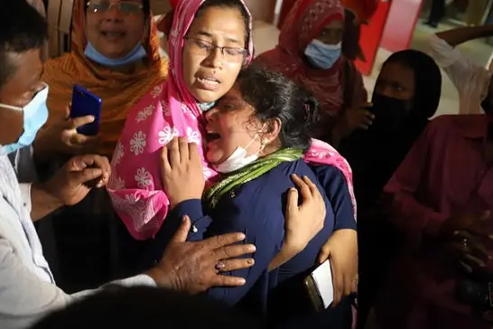 epa08648106 Relatives of a suspected gas explosion victim mourn at the Sheikh Hasina National Institute of Burn and Plastic Surgery Hospital following the Mosque blast in Narayanganj District in Dhaka, Bangladesh, 05 September, 2020. According to the local media reports at least fourteen people have died and around 40 people suffered severe injuries in suspected gas leak in a pipeline that caused a fire in a Mosque on 04 September, according to fire department officials.  EPA/STR