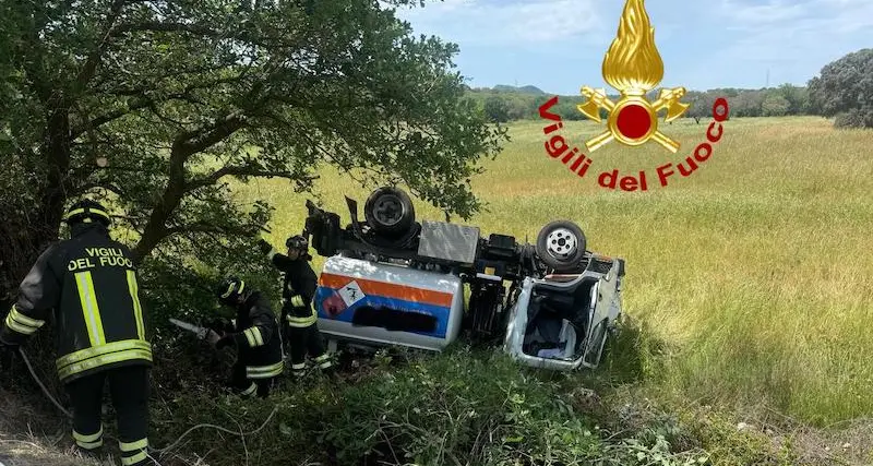Mezzo pesante carico di gasolio si ribalta sulla strada per Ardara