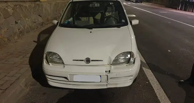 Cagliari. Auto prende in pieno cartelli stradali che finiscono contro un’altra vettura