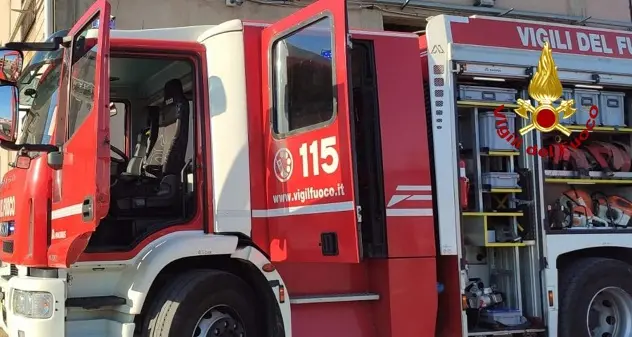 Incendio vicino alla strada, chiusa al traffico la Statale 129 a Silanus