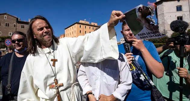 Negazionisti in piazza a Roma: \"Siamo il popolo italiano\"