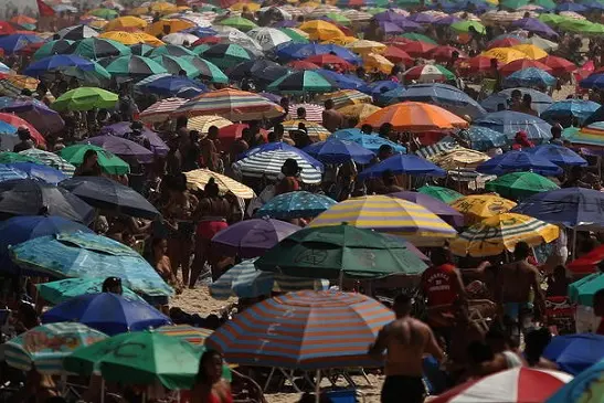 epa08651476 Sunbathers spend a sunny day, without keeping the social distance to prevent the spread of coronavirus, at the Ipanema beach in Rio de Janeiro, Brazil, 06 September 2020. EPA/Fabio Motta