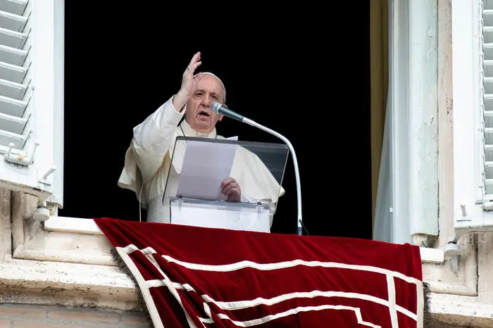 epa08637069 A handout photo made available by the Osservatore Romano shows Pope Francis leading the Angelus Mass from the window of his office overlooking Saint Peter\\'s Square at the Vatican, 31 August 2020.  EPA/OSSERVATORE ROMANO / HANDOUT  HANDOUT EDITORIAL USE ONLY/NO SALES