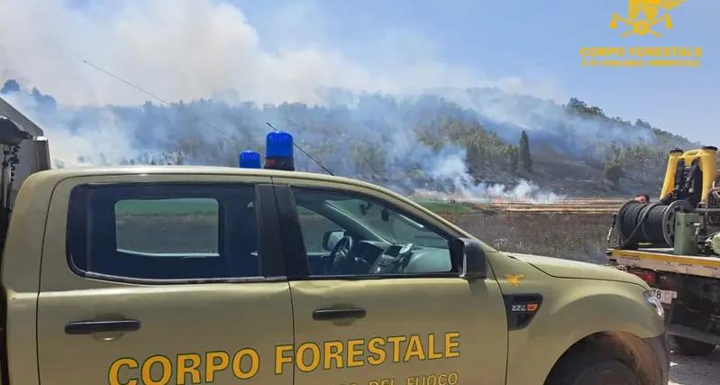 Otto incendi in Sardegna, elicottero in azione a Decimomannu