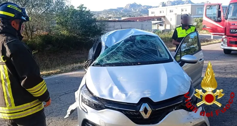 Auto fuori strada ad Arzachena: conducente in ospedale